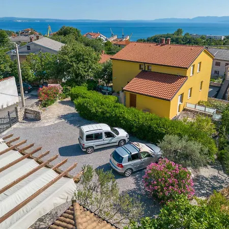 Apartment Adastra With Flour Heating, Private Parking And Sea View