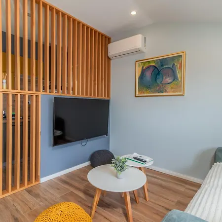 Adastra With Flour Heating, Private Parking And Sea View Apartment *