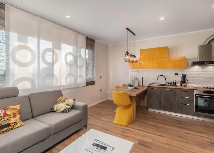 Adastra With Flour Heating, Private Parking And Sea View 아파트 리예카