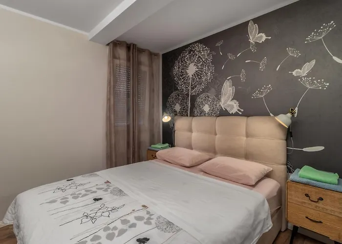 Adastra With Flour Heating, Private Parking And Sea View 아파트