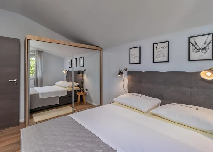 Adastra With Flour Heating, Private Parking And Sea View 리예카