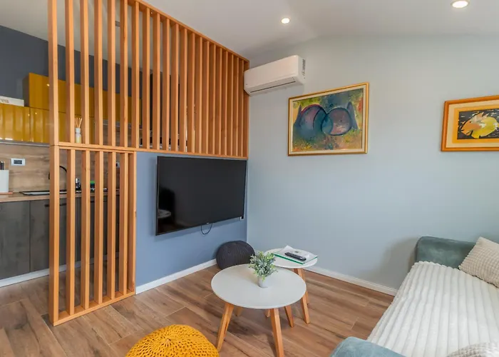 Adastra With Flour Heating, Private Parking And Sea View 아파트 *