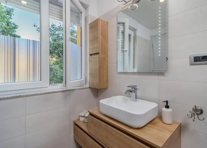 Adastra With Flour Heating, Private Parking And Sea View 리예카
