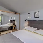 Adastra With Flour Heating, Private Parking And Sea View רייקה