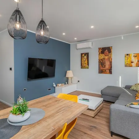 Adastra With Flour Heating, Private Parking And Sea View *