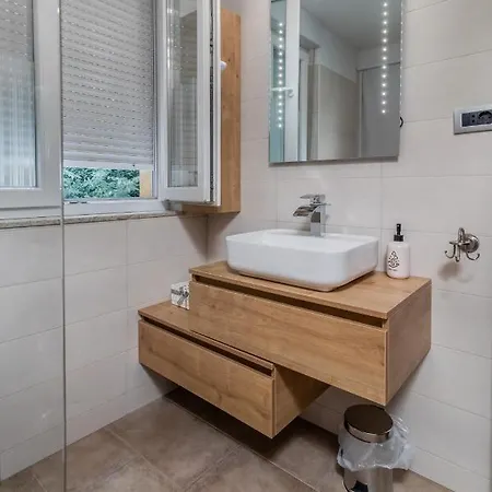Adastra With Flour Heating, Private Parking And Sea View