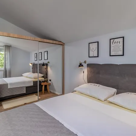 Adastra With Flour Heating, Private Parking And Sea View Rijeka