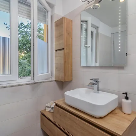 Adastra With Flour Heating, Private Parking And Sea View Rijeka