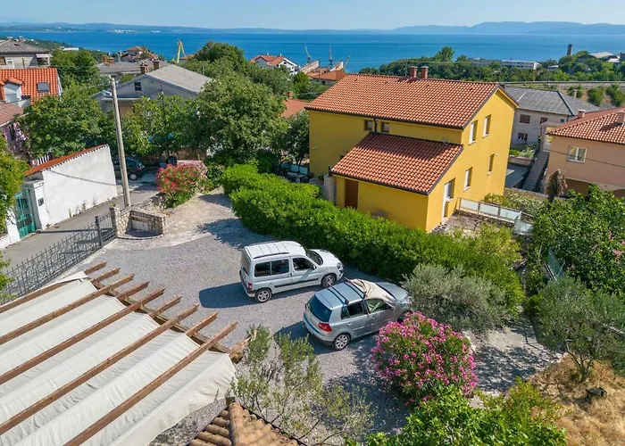 Apartment Adastra With Flour Heating, Private Parking And Sea View