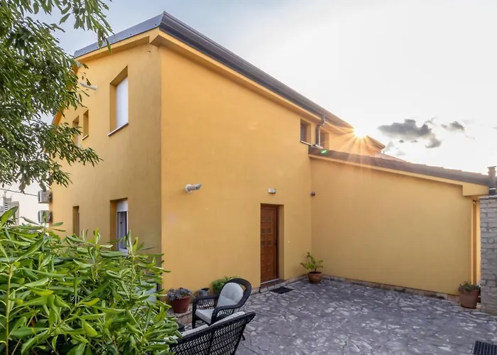 Apartment Adastra With Flour Heating, Private Parking And Sea View *