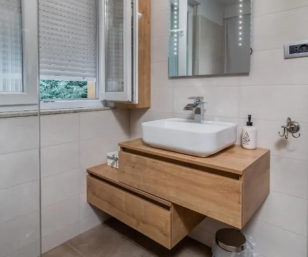 Adastra With Flour Heating, Private Parking And Sea View