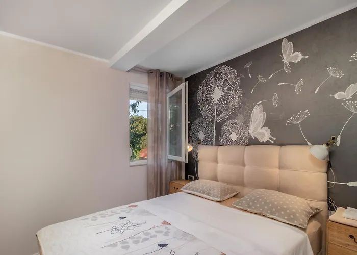 Apartment Adastra With Flour Heating, Private Parking And Sea View *